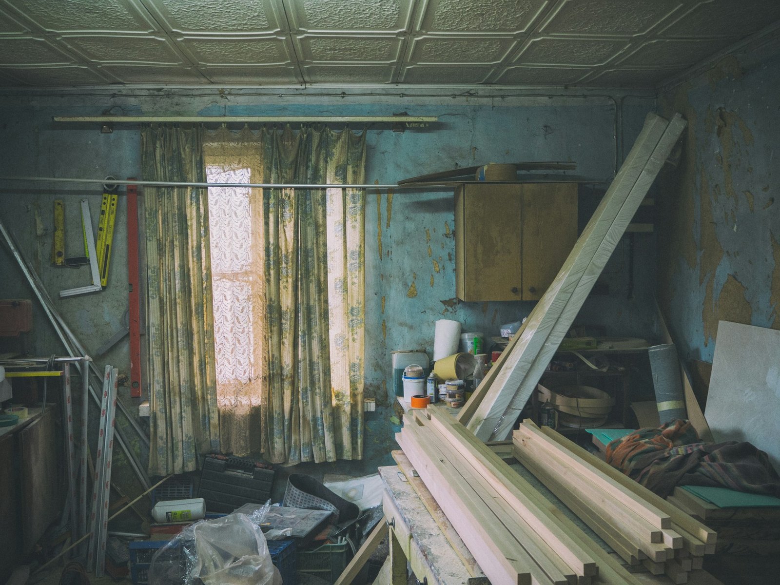 Squat et Insalubrité : Risques pour le Voisinage et Responsabilité du Propriétaire