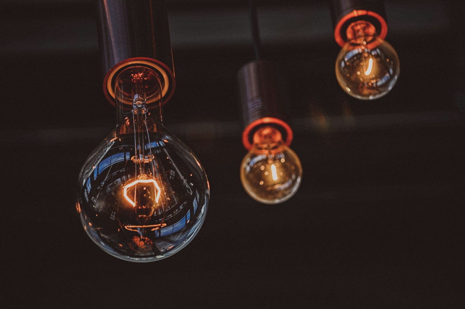 Protéger son logement contre un squatter : Le rôle clé des contrats d’eau et d’électricité