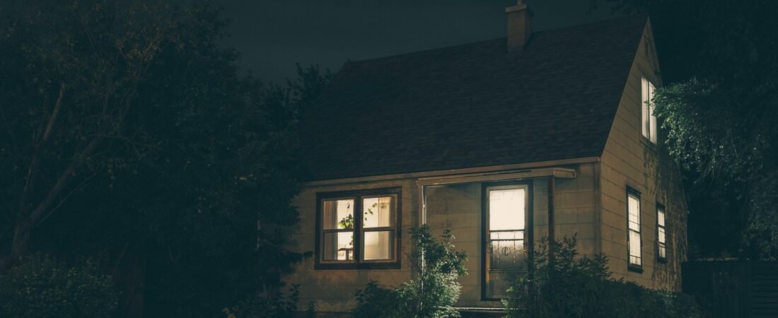 Mieux vaut prévenir que guérir : Comment la technologie à petit prix protège votre bien du squat